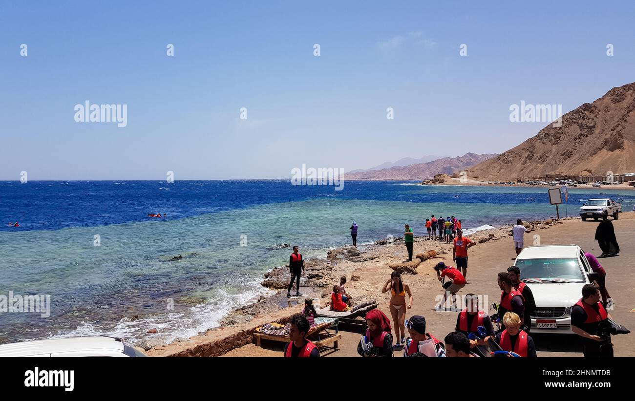 Ägypten, Dahab - 17. Oktober 2019: Das Blaue Loch ist ein beliebter Tauchplatz im Osten des Sinai. Sonniger Badeort am Roten Meer in Dahab. Ein berühmtes Touristenziel in der Nähe von Sharm el Sheikh. Strahlender Sonnenschein Stockfoto