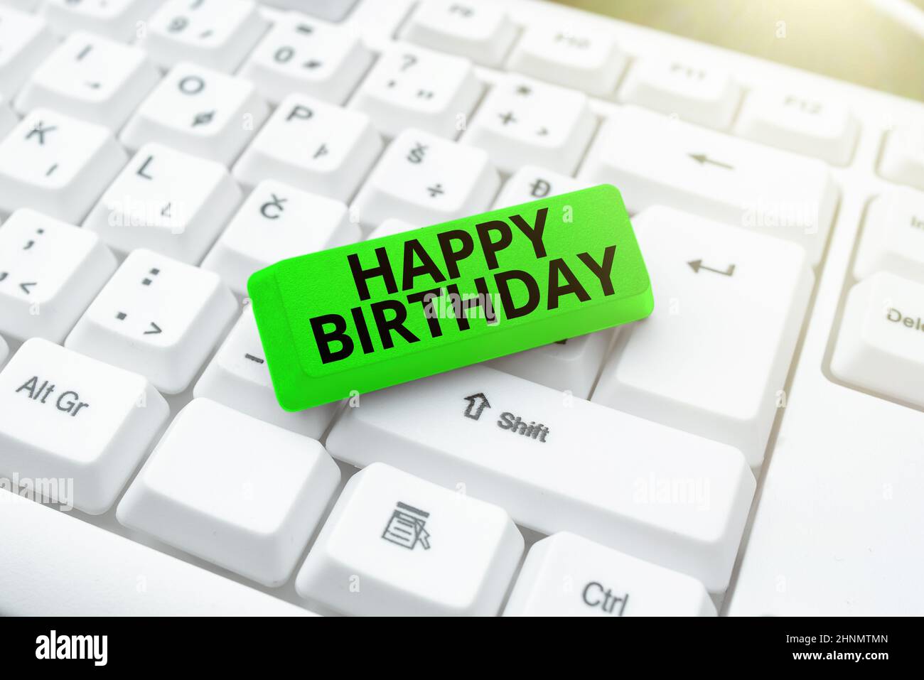 Konzeptionelle Darstellung Happy Birthday, Internet-Konzept das Geburtsjubiläum einer Person wird mit Geschenken gefeiert Abstract Recording List of Online Sh Stockfoto