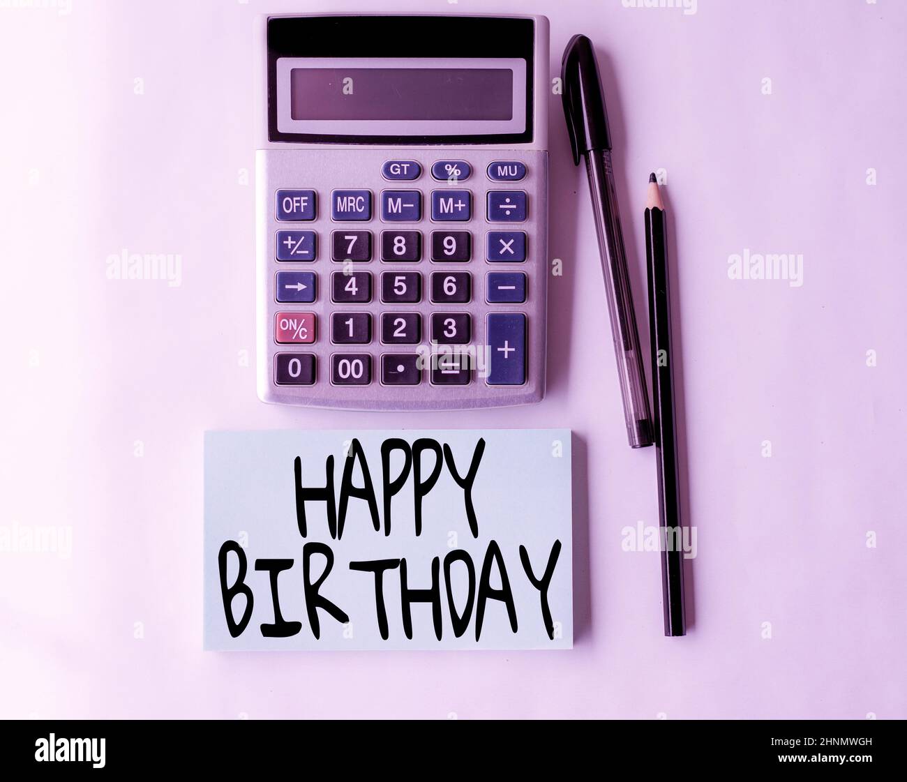 Handschriftentext Happy Birthday, Geschäftskonzept das Geburtsjubiläum einer Person wird mit Geschenken Blank Open Spiral Notizbuch mit Calc gefeiert Stockfoto