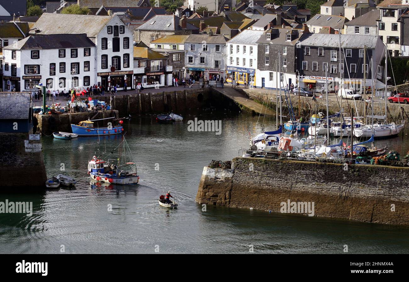 Stadt Mevagissey Cornwall England mit Makrelenfischern im Hafen Stockfoto