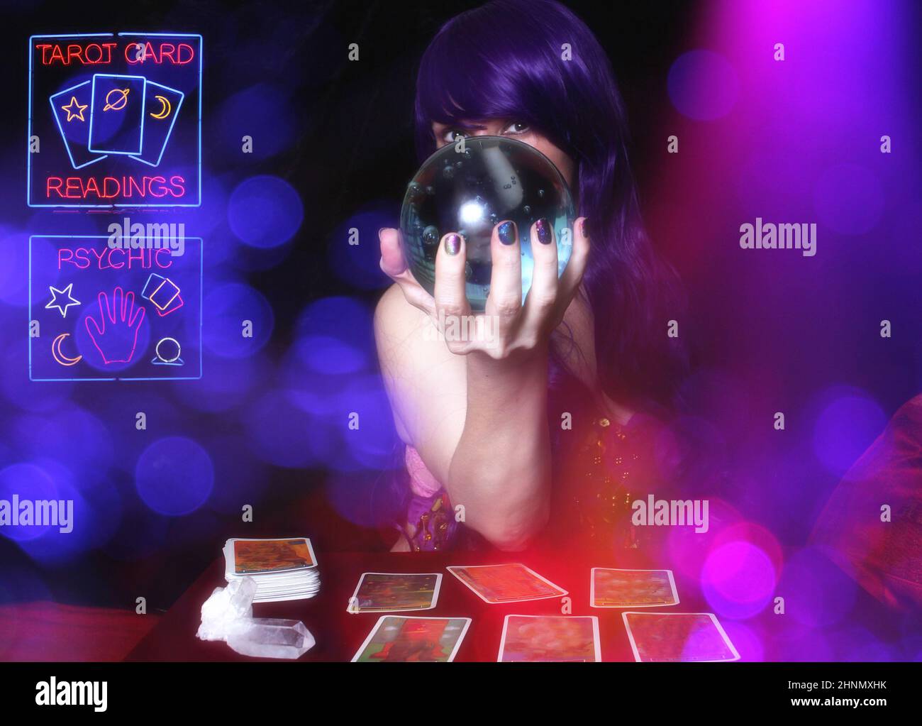 Psychischer Tarot-Kartenleser Mit Neonzeichen Stockfoto