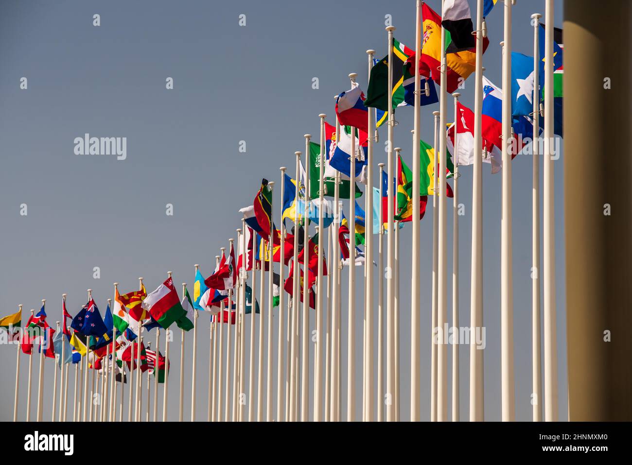 Nationalflaggen am Eingang zur Dubai Expo Stockfoto