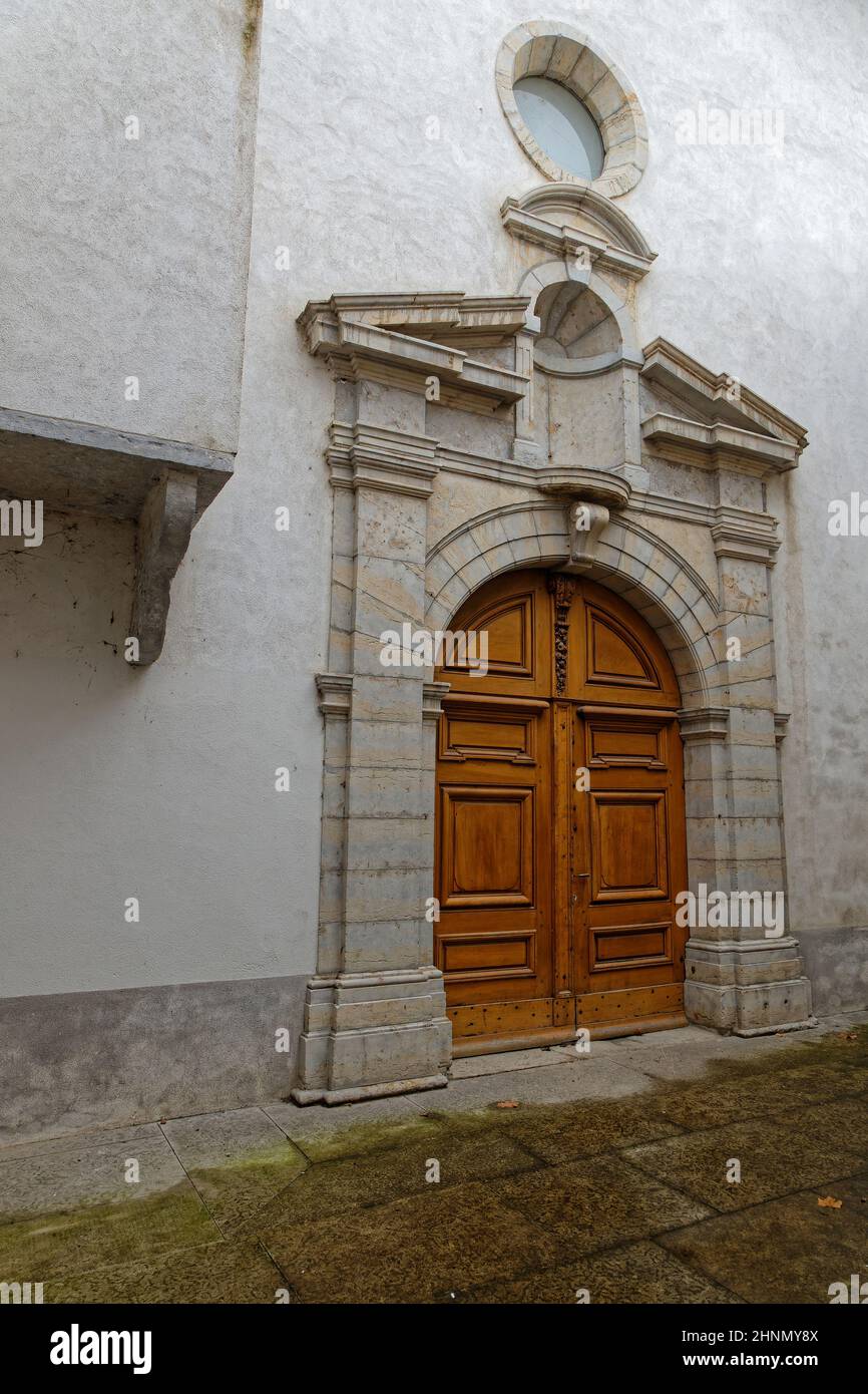 LYON, FRANKREICH, 16. Februar 2022 : Tür der Kapelle des alten Klosters der Heimsuchung. Stockfoto