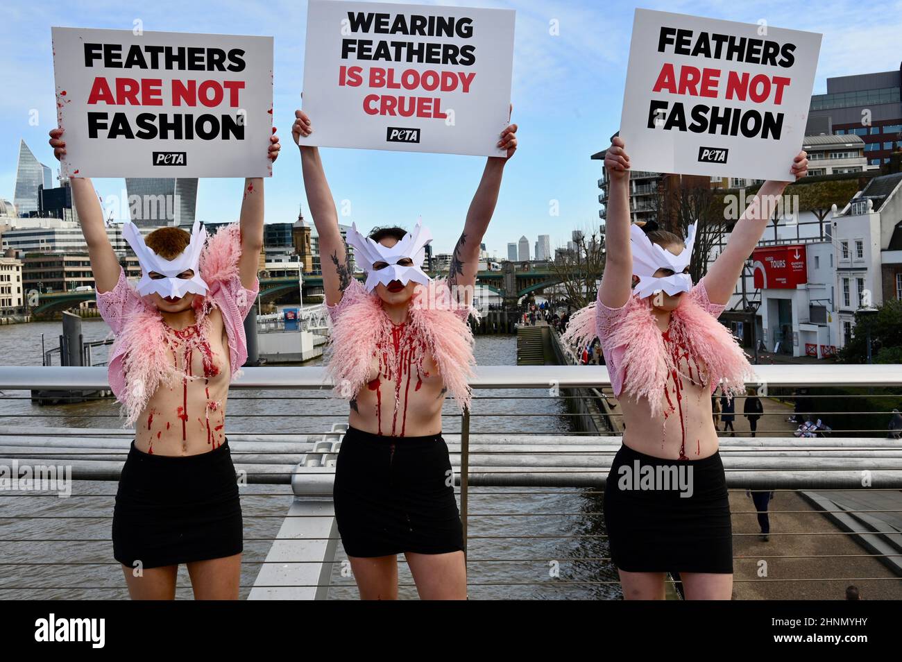 London, Großbritannien. PETA-Aktivisten mit Vogelmasken und mit „blutigen und gerupften Truhen“ protestierten bei der London Fashion Week, Millenium Bridge, London, gegen den Einsatz von Federn. Stockfoto