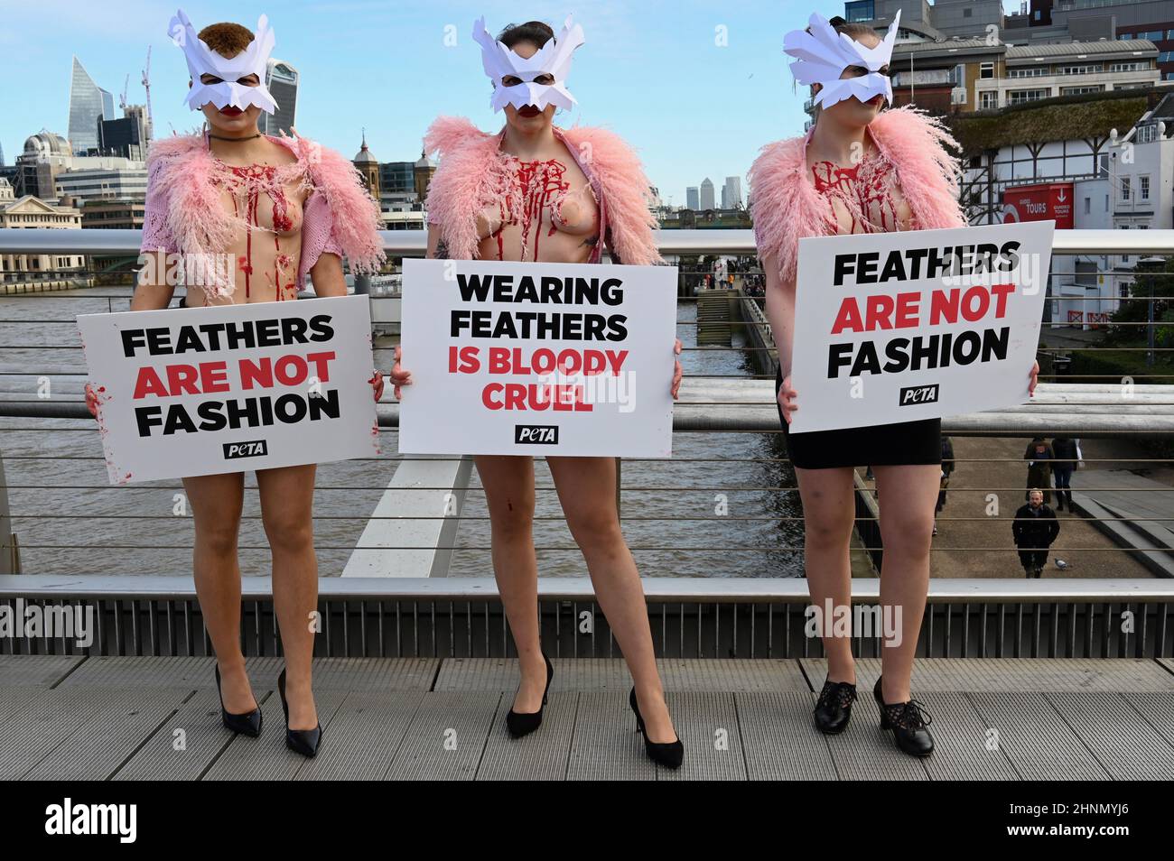 London, Großbritannien. PETA-Aktivisten mit Vogelmasken und mit „blutigen und gerupften Truhen“ protestierten bei der London Fashion Week, Millenium Bridge, London, gegen den Einsatz von Federn. Stockfoto