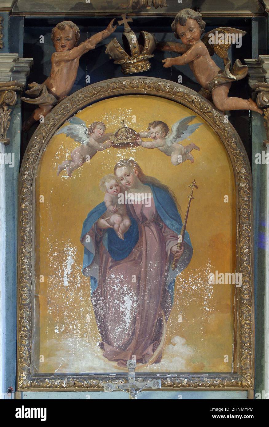 Maria vom Schnee, Altarbild auf dem Hauptaltar in der Kirche Maria vom Schnee in Volavje, Kroatien Stockfoto