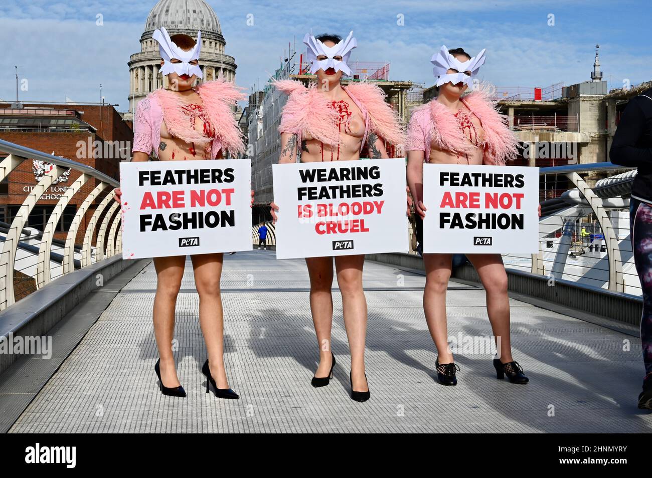 London, Großbritannien. PETA-Aktivisten mit Vogelmasken und mit „blutigen und gerupften Truhen“ protestierten bei der London Fashion Week, Millenium Bridge, London, gegen den Einsatz von Federn. Stockfoto