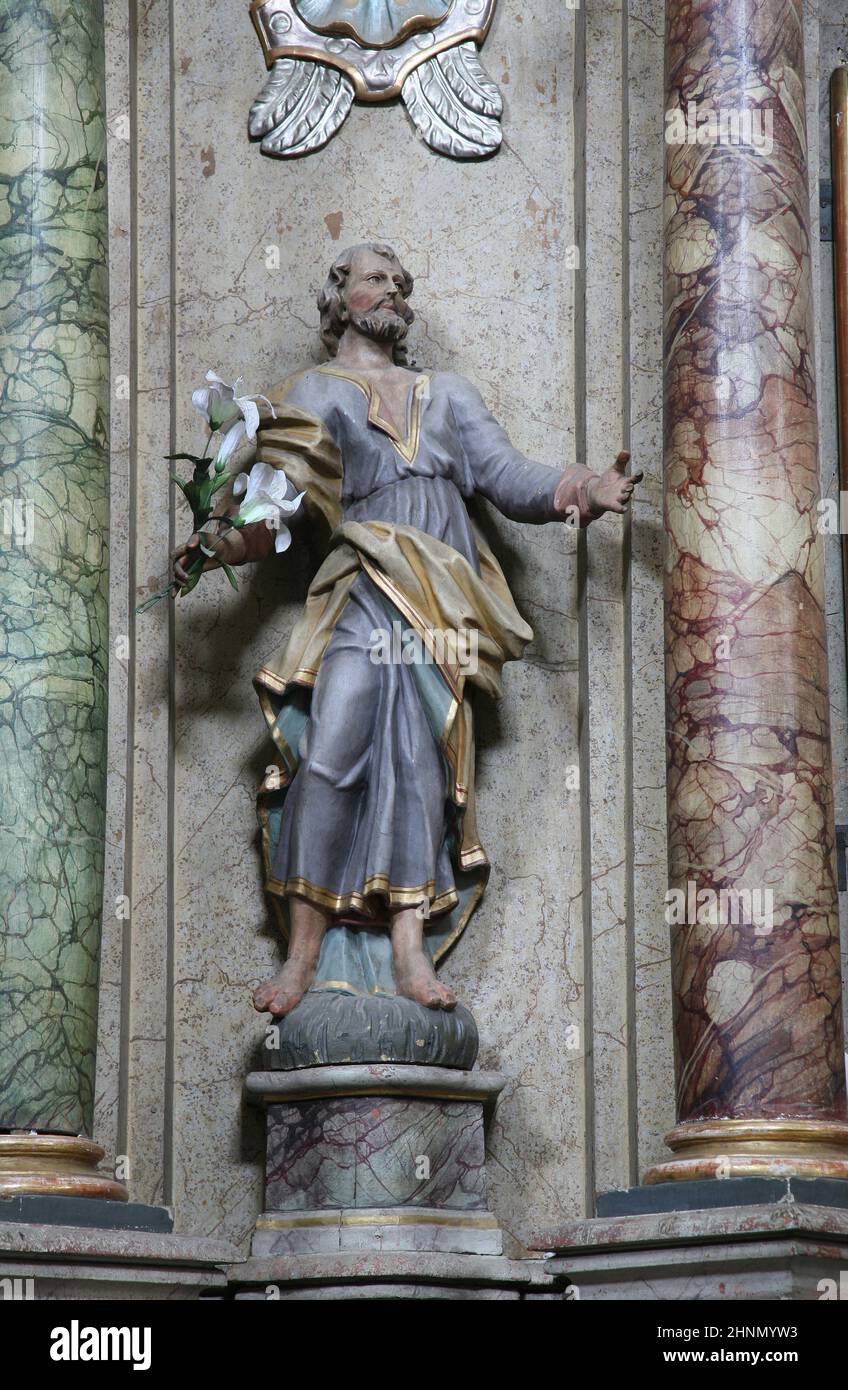 St. Joseph, Statue auf dem Altar der Unbefleckten Empfängnis in der Franziskanerkirche St. Peter in Cernik, Kroatien Stockfoto