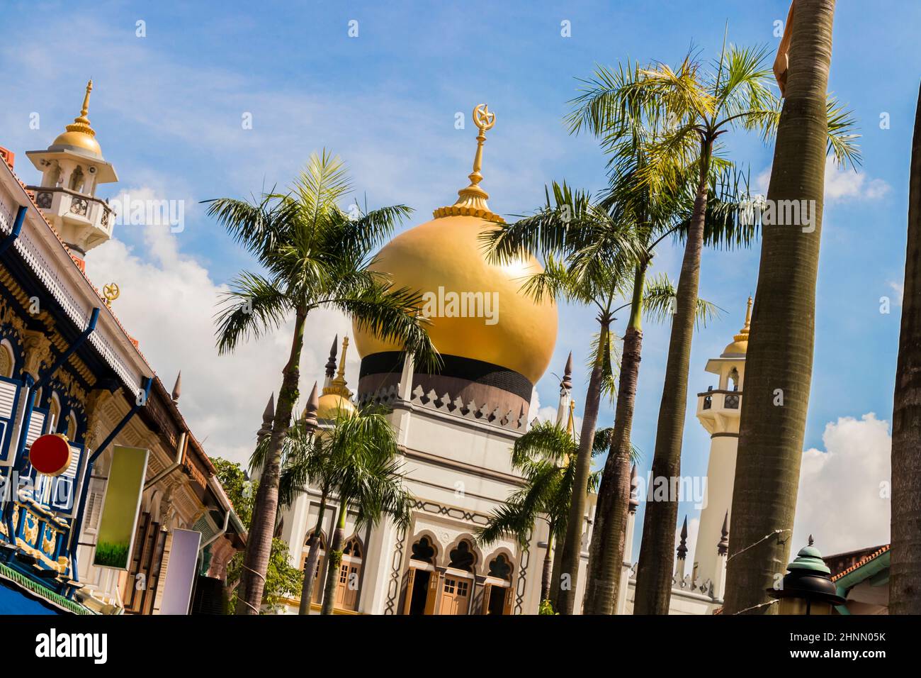 Masjid Sultan Moschee hinter Palmen, Arab Street, Singapur. Stockfoto