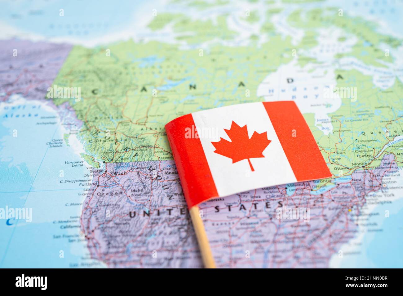 Bangkok, Thailand - 7. Februar 2021 Kanada-Flagge auf dem Hintergrund der Weltkarte. Stockfoto
