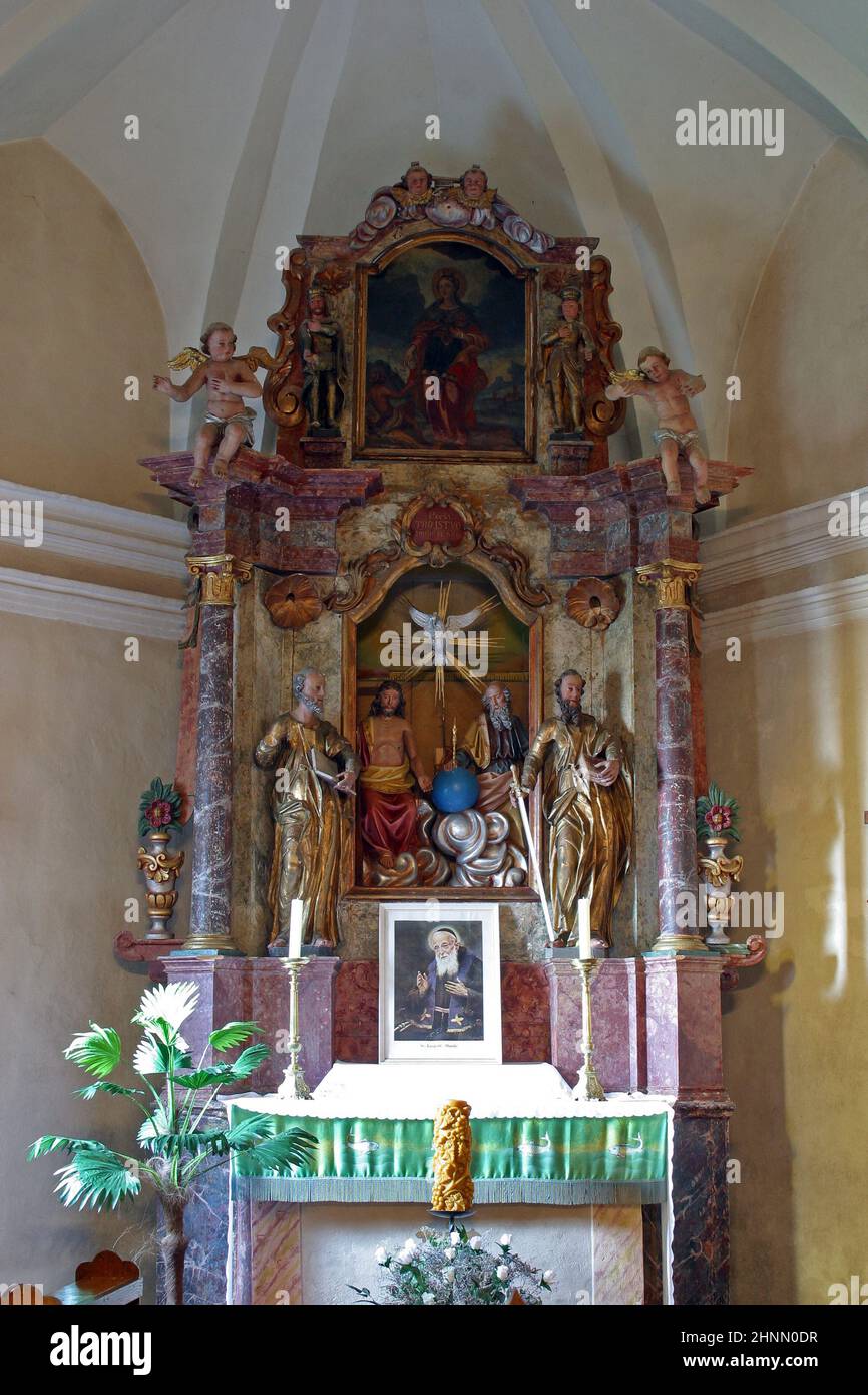 Der Altar der Heiligen Dreifaltigkeit in der Pfarrkirche der Heimsuchung der Jungfrau Maria in Vinagora, Kroatien Stockfoto