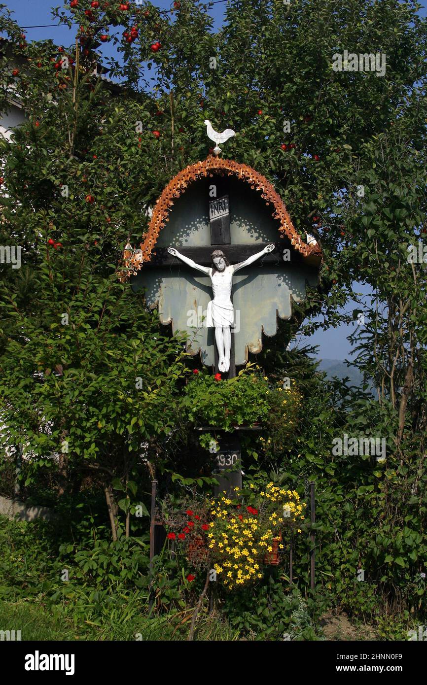 Kruzifix am Straßenrand in Vinagora, Region Zagorje, Kroatien Stockfoto