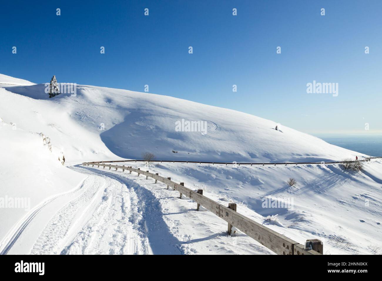 Winterlandschaft, kurvige Straße mit Schnee Stockfoto