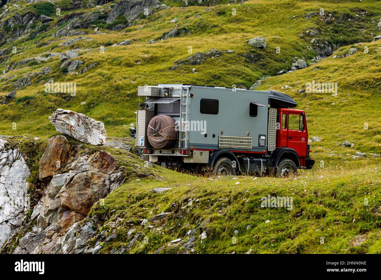 Off Road Overlander Camping an der Transfaragasan Road in Rumänien, 10. August 2021 Stockfoto