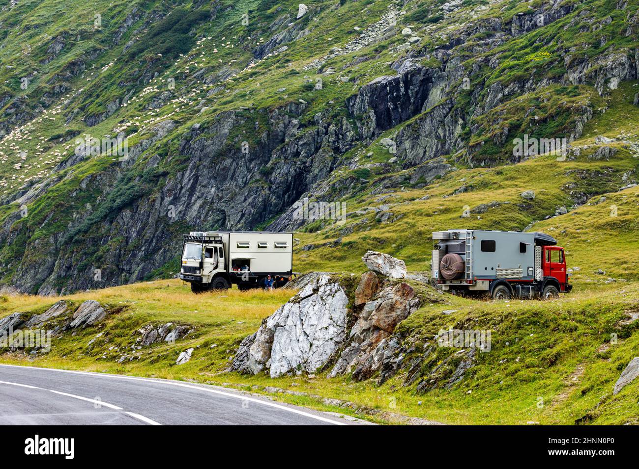 Off Road Overlander Camping an der Transfaragasan Road in Rumänien, 10. August 2021 Stockfoto