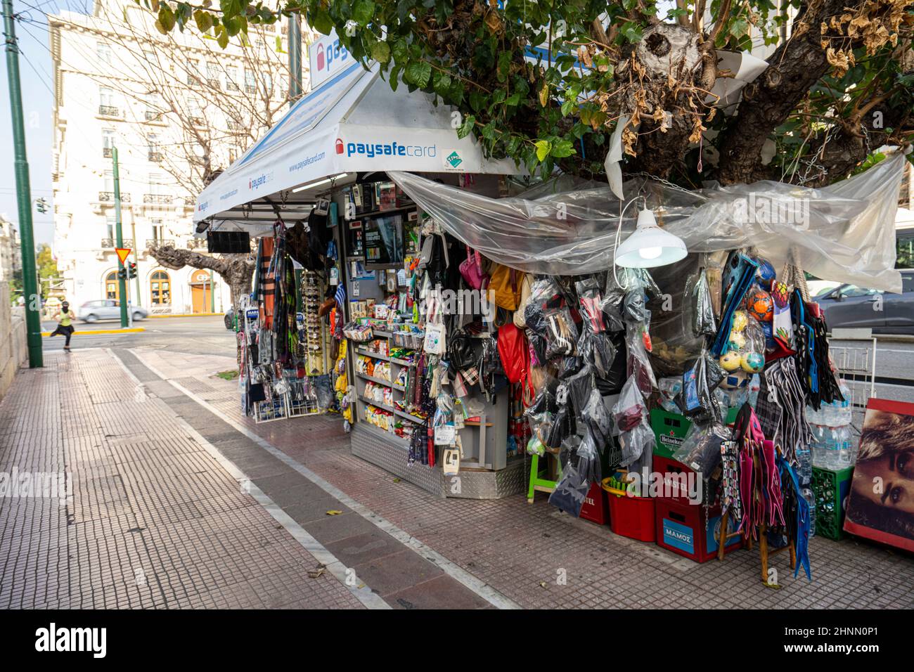 Minimarkt in einer Straße von Athen, Griechenland Stockfoto