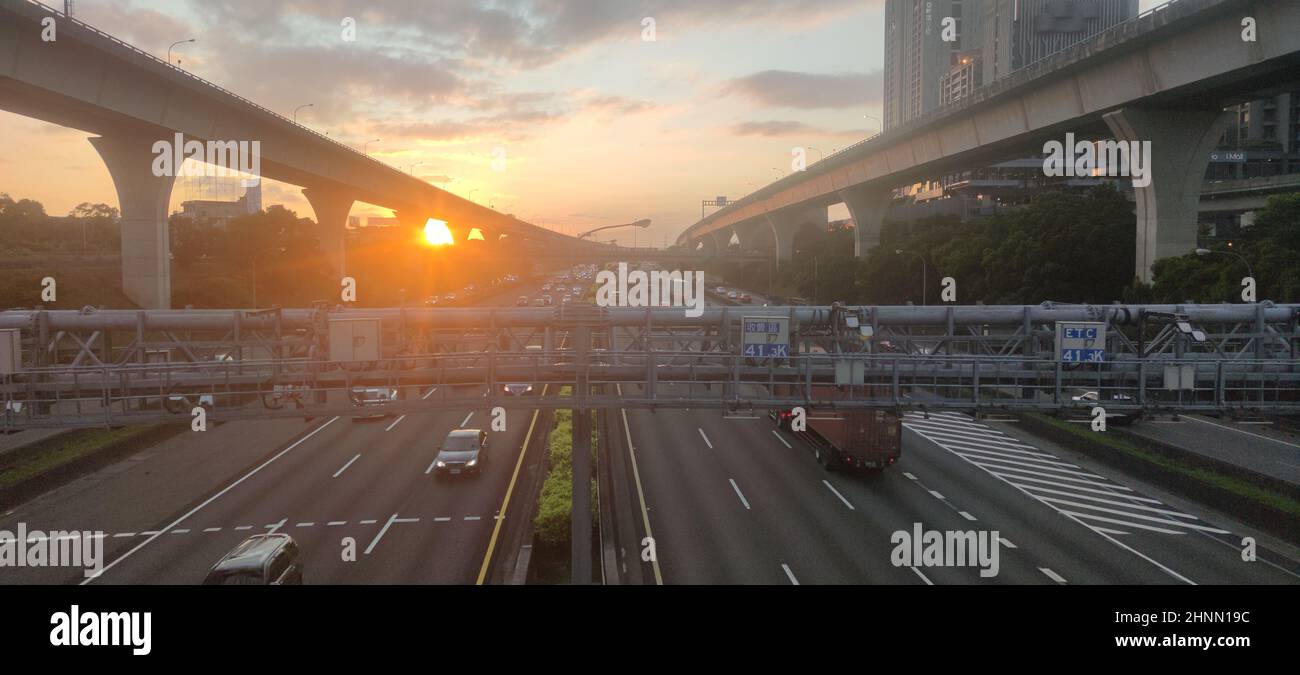 Nachts leichte Wege auf Autobahn-Autobahn, Langzeitbelichtung abstrakter städtischer Hintergrund Stockfoto