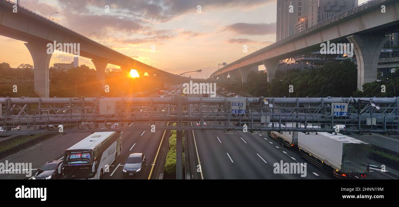 Nachts leichte Wege auf Autobahn-Autobahn, Langzeitbelichtung abstrakter städtischer Hintergrund Stockfoto