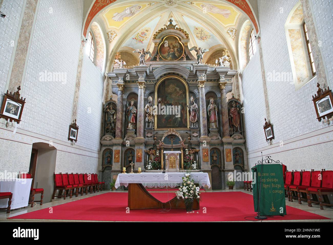 Hochaltar in der Franziskanerkirche St. Peter in Cernik, Kroatien Stockfoto