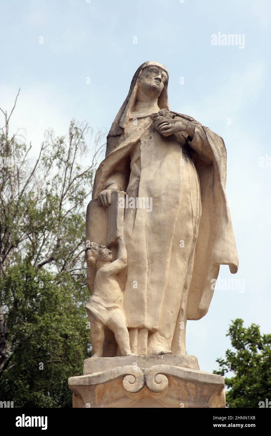 Die heilige Teresa von Avila-Statue vor der Kathedrale der Hl. Teresa von Avila in Bjelovar, Kroatien Stockfoto