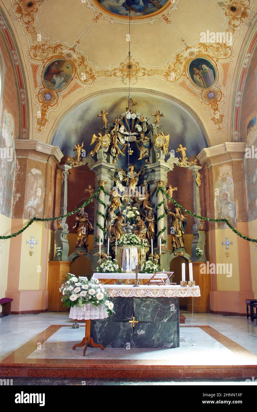 Hauptaltar in der Kirche Mariä Himmelfahrt in Zlatar, Kroatien Stockfoto