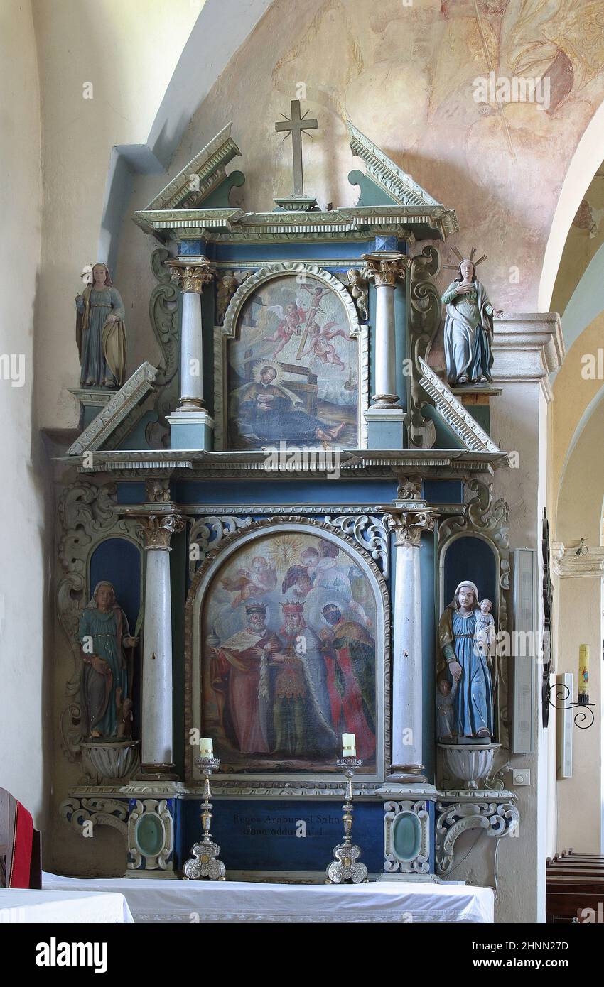 Altar der Heiligen drei Könige in der Kirche unserer Lieben Frau vom Schnee in Volavje, Kroatien Stockfoto
