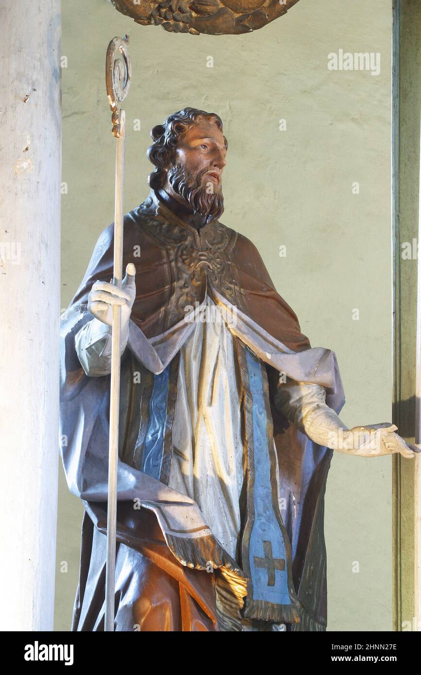 Bischofssstatue auf dem Hauptaltar der Kirche der Muttergottes des Schnees in Volavje, Kroatien Stockfoto