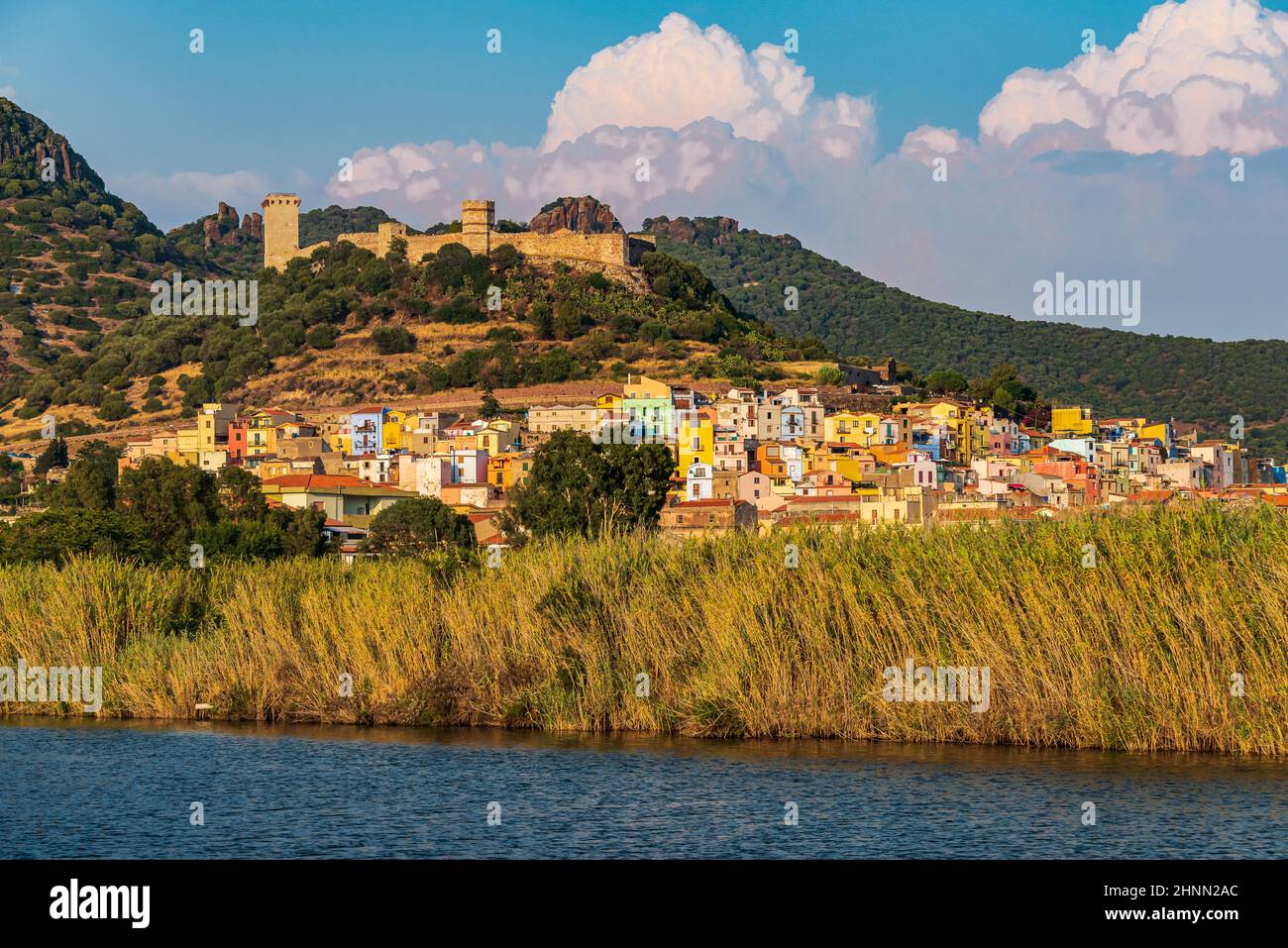 Die Altstadt des Dorfes Bosa liegt am Fluss Temo auf Sardinien Stockfoto