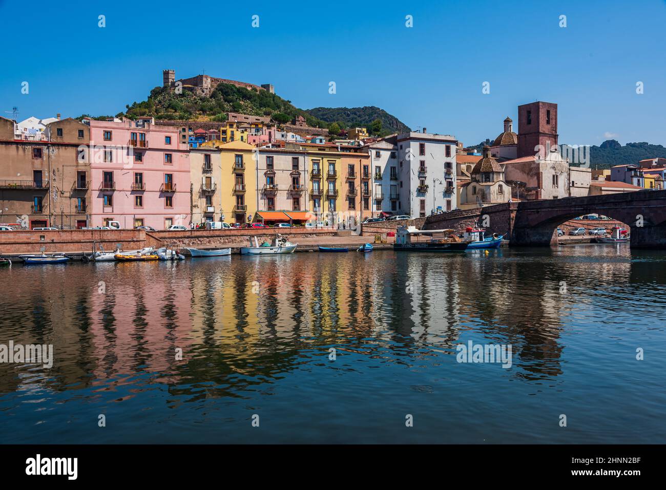 Die farbenfrohen Häuser des Dorfes Bosa, entlang des Flusses Tenno, auf Sardinien Stockfoto