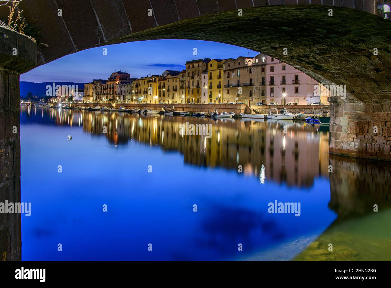 Die Altstadt des Dorfes Bosa liegt am Fluss Temo auf Sardinien Stockfoto