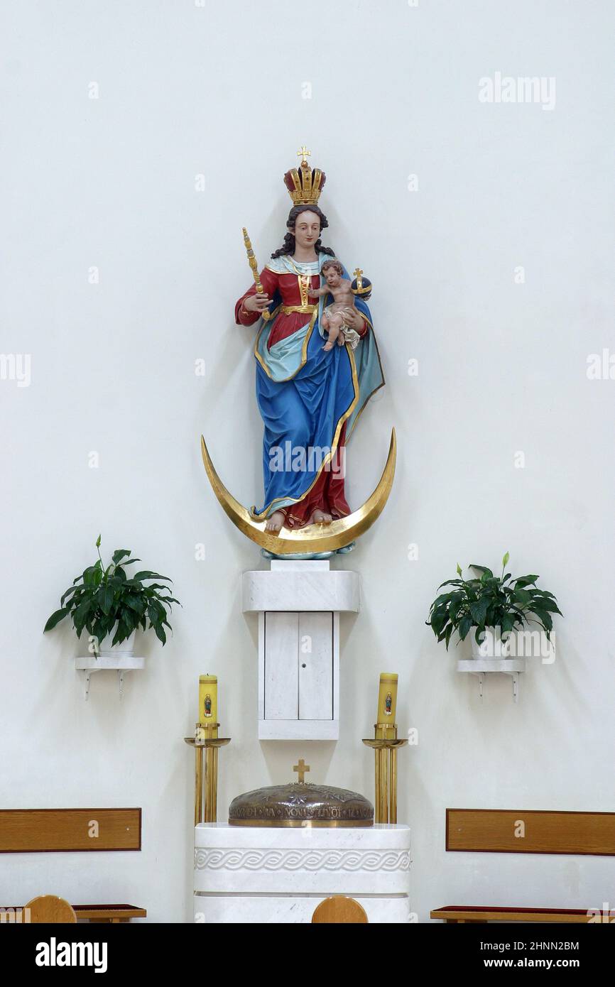 Maria, Königin des Himmels, Statue in der Pfarrkirche St. Paul in Retkovec, Zagreb, Kroatien Stockfoto