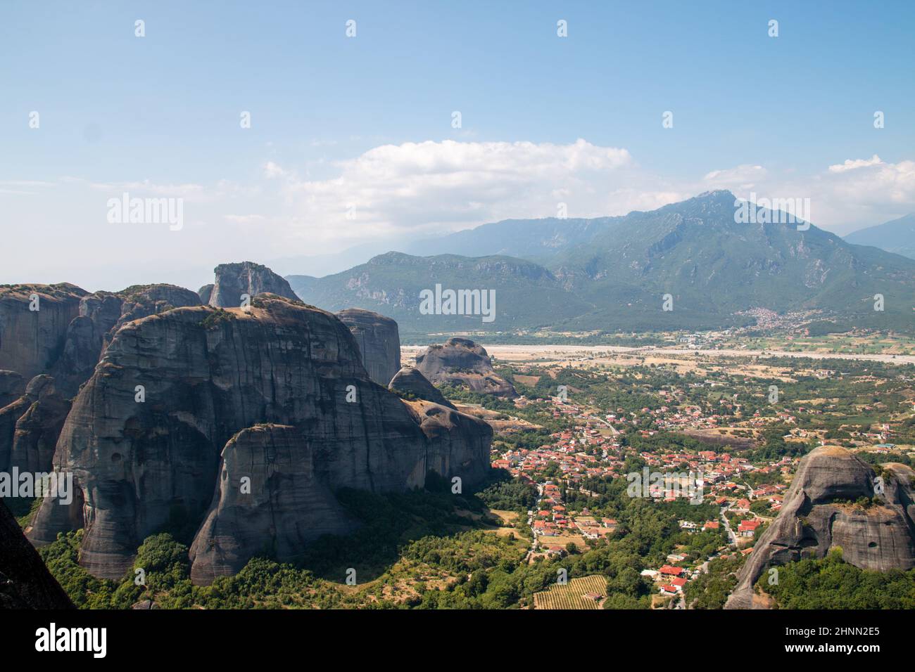 Klöster auf Klippen gebaut, Meteora bei Sonnenuntergang, Griechenland Stockfoto