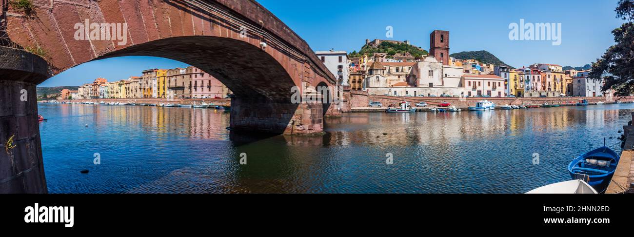 Die farbenfrohen Häuser des Dorfes Bosa, entlang des Flusses Tenno, auf Sardinien Stockfoto