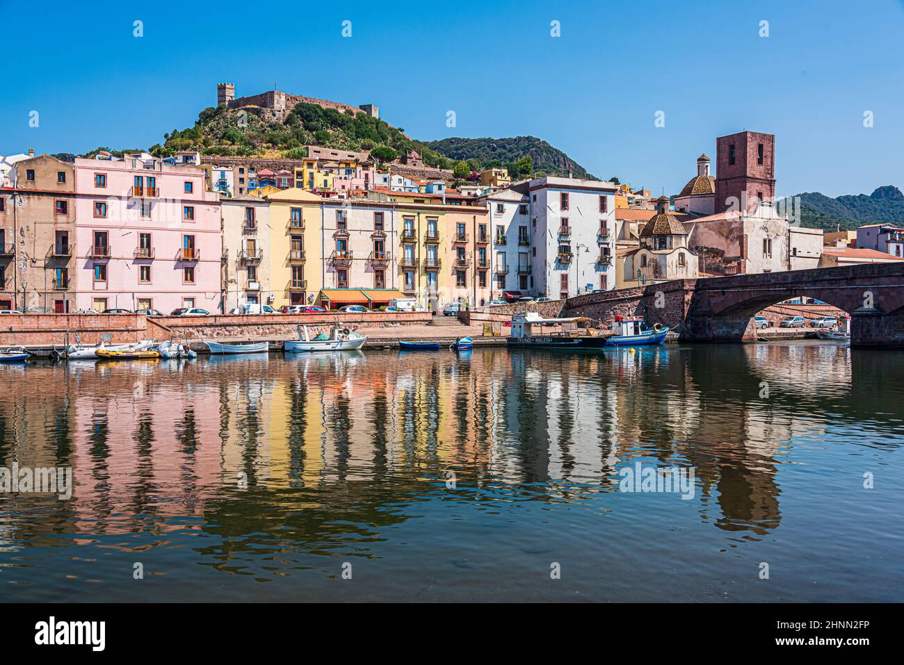 Die farbenfrohen Häuser des Dorfes Bosa, entlang des Flusses Tenno, auf Sardinien Stockfoto