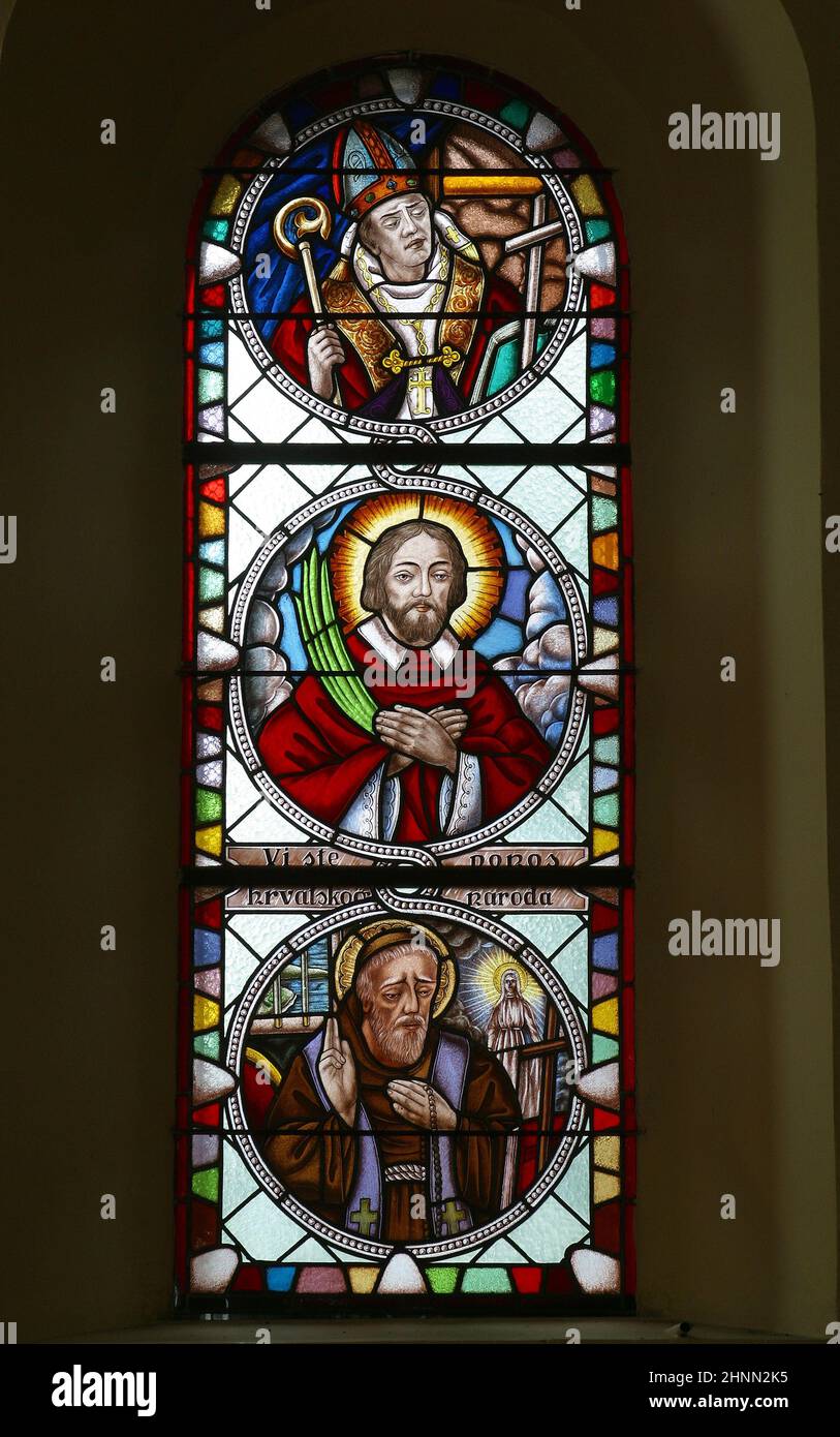Selige Agostino Casotti, Heilige Marko Krizin und Heilige Leopold Mandic, Glasfenster in der Kirche zur Erhöhung des Heiligen Kreuzes in Kravarsko, Kroatien Stockfoto