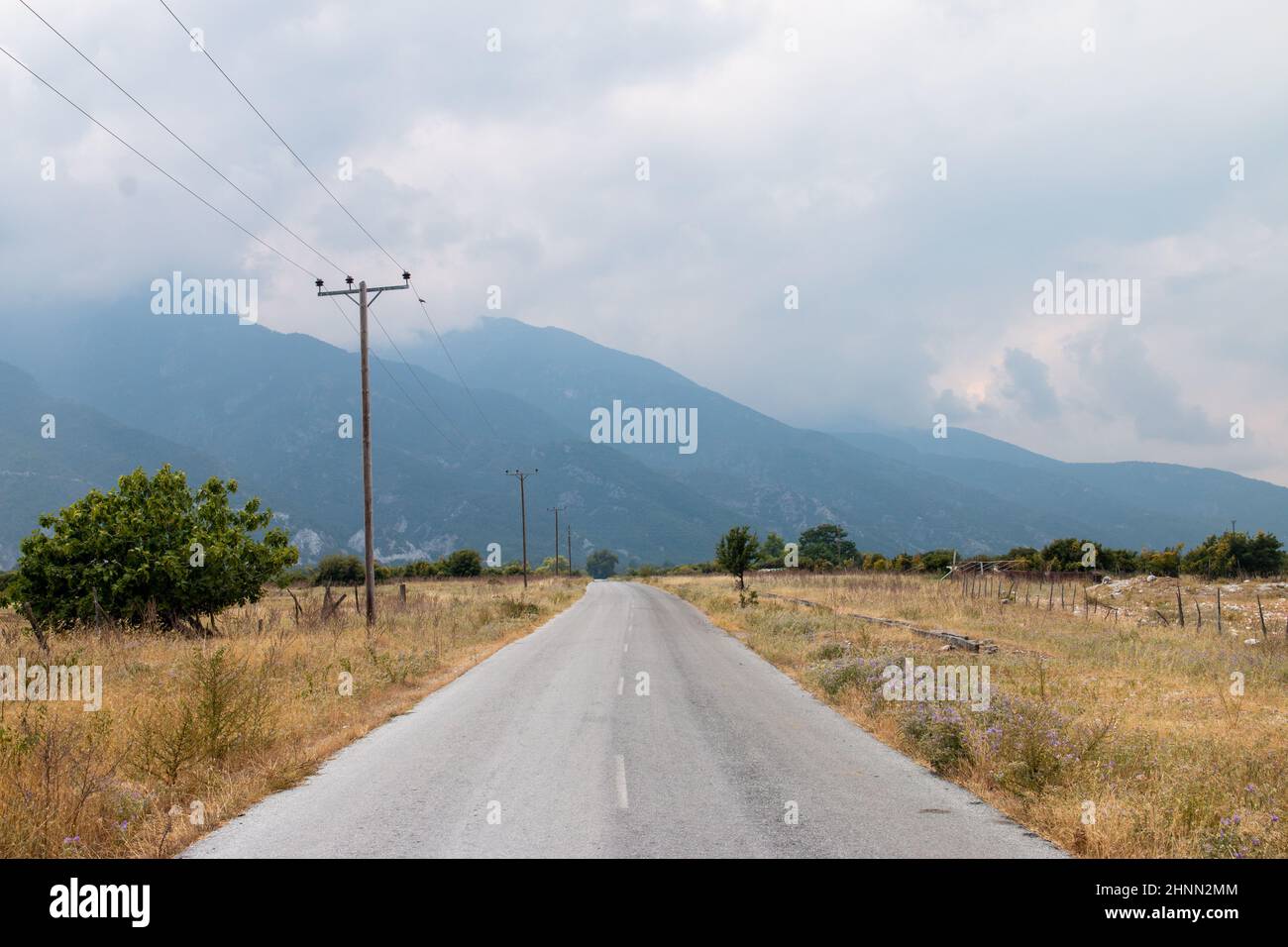 Landstraße, die zum Mt Olympus, Griechenland führt Stockfoto