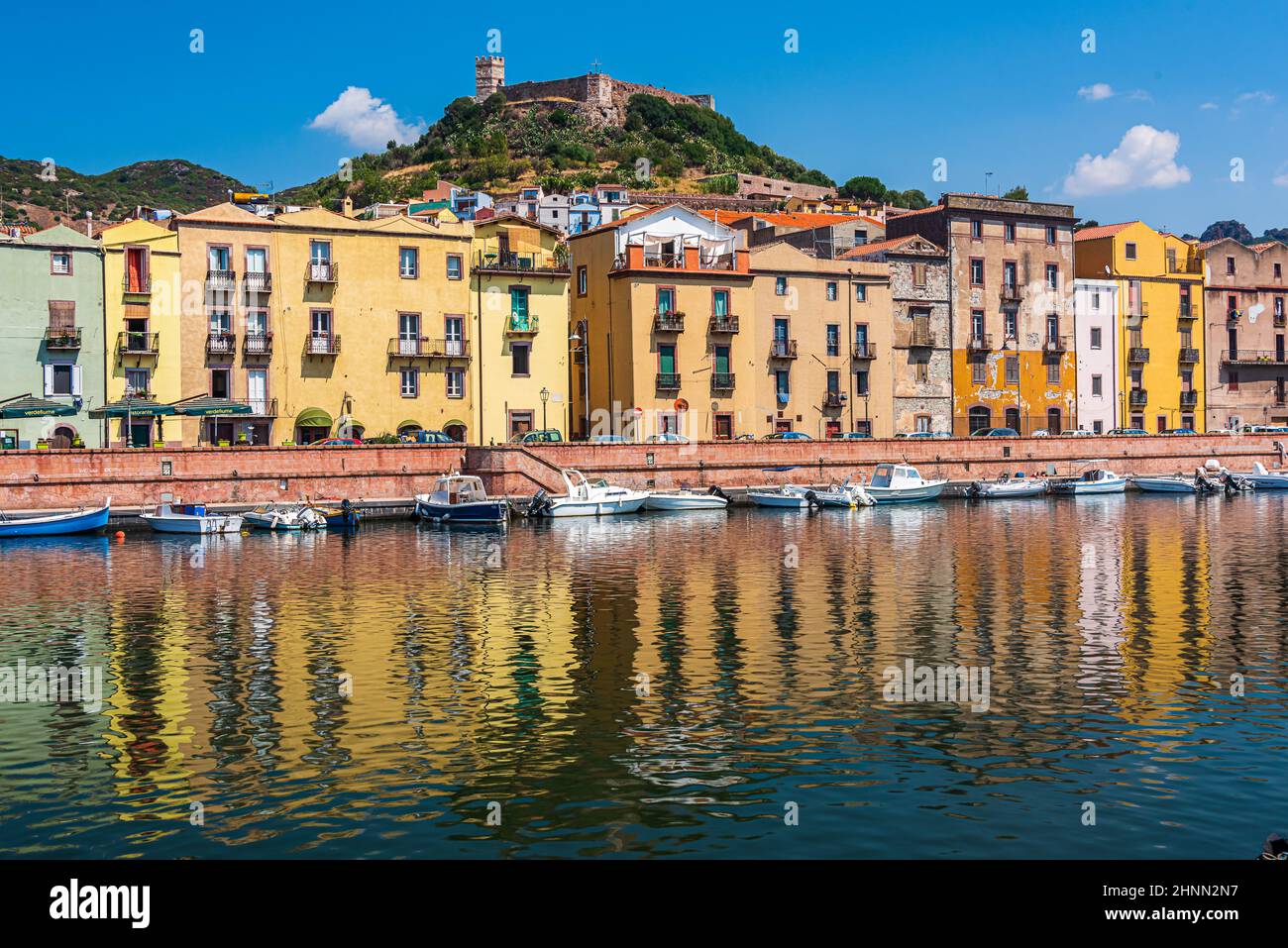 Die farbenfrohen Häuser des Dorfes Bosa, entlang des Flusses Tenno, auf Sardinien Stockfoto