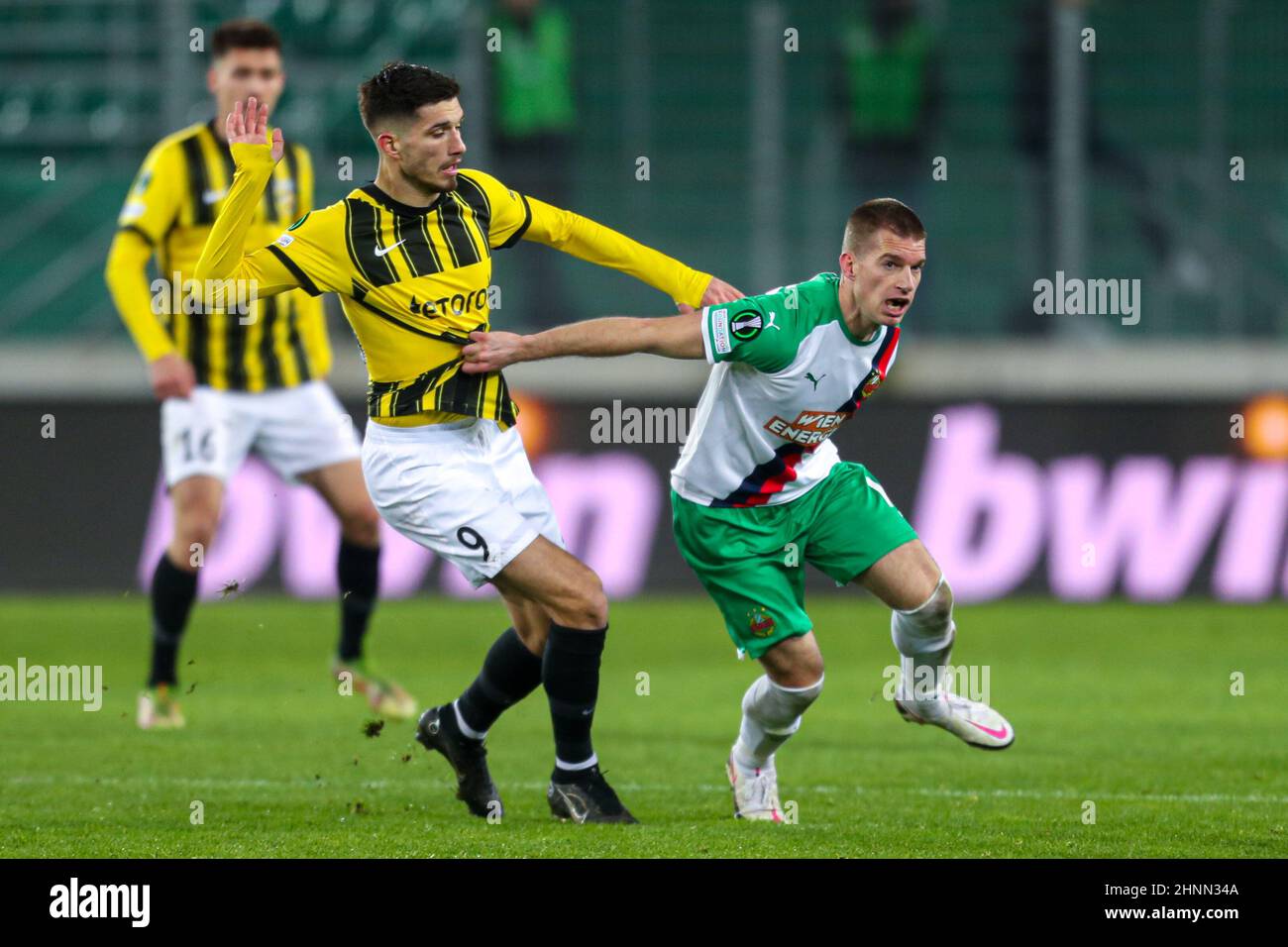 WIEN, ÖSTERREICH - 17. FEBRUAR: Adrian Grbic von Vitese, Srdjan Grahovac von SK Rapid Wien während des UEFA Europa Conference League-Spiels zwischen SK Rapid Wien und Vitesse im Allianz Stadion am 17. Februar 2022 in Wien, Österreich (Foto: Philip Bremm/Orange Picics) Stockfoto