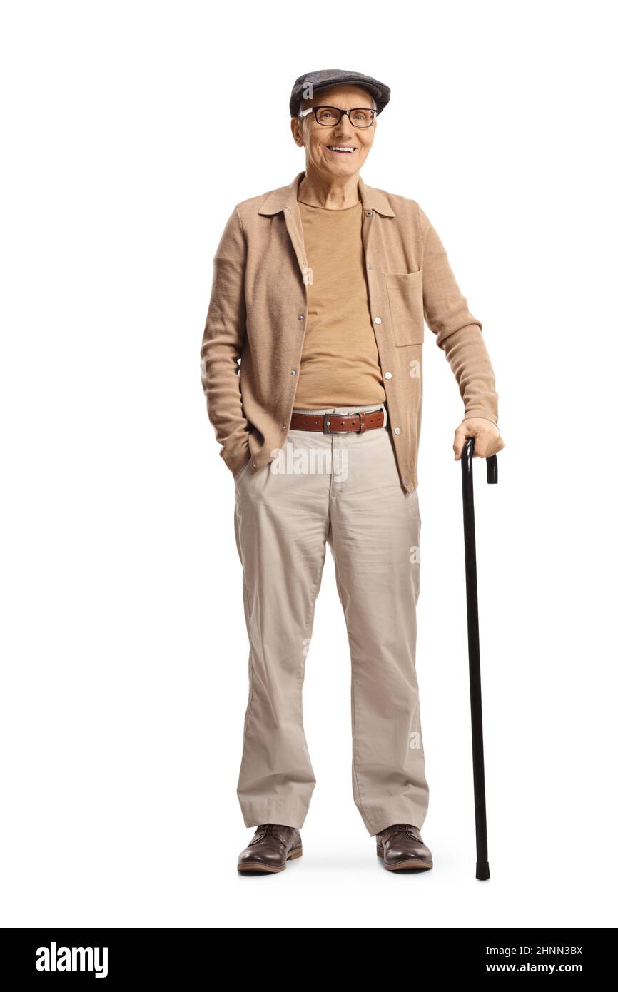 In voller Länge Porträt eines lächelnden älteren Herrn, der mit einem Stock auf weißem Hintergrund isoliert steht Stockfoto