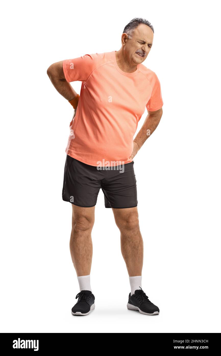 In voller Länge Porträt eines reifen Mannes in Sportkleidung hält seine schmerzhafte Wirbelsäule isoliert auf weißem Hintergrund Stockfoto