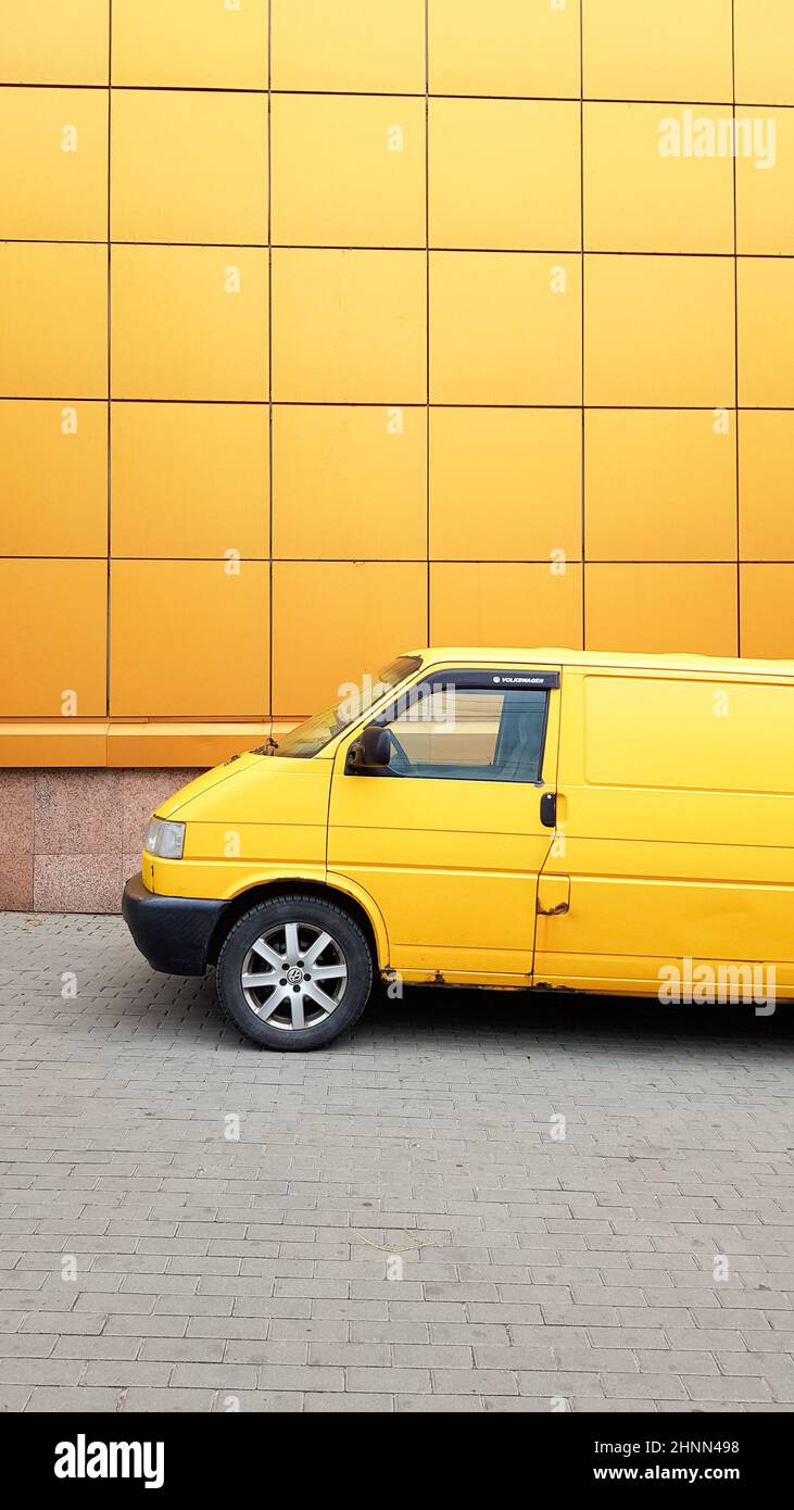 Ukraine, Kiew - 27. März 2020: Gelber Transporter in Gelb auf dem Hintergrund eines gelben Gebäudes. Stockfoto