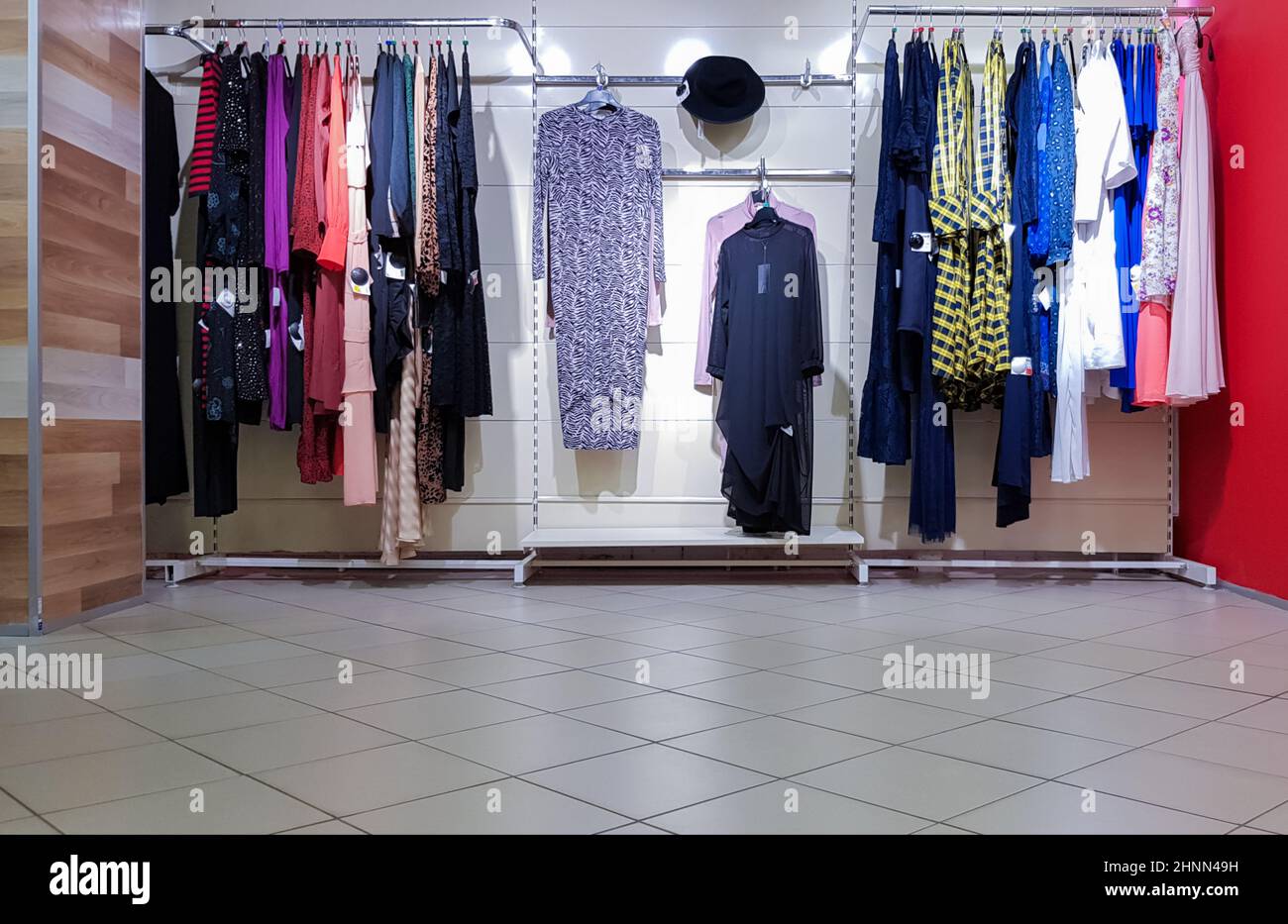 Modenschau von stilvollen stilvollen luxuriösen Kleidung im Laden auf Kleiderbügeln. Redaktionelles Foto. Einkaufen ist ein Lieblingsurlaub für Mädchen und Frauen. Stockfoto