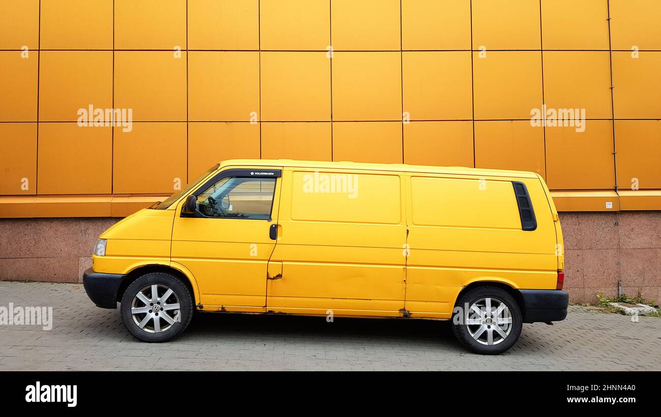 Ukraine, Kiew - 27. März 2020: Gelber Transporter in Gelb auf dem Hintergrund eines gelben Gebäudes. Stockfoto
