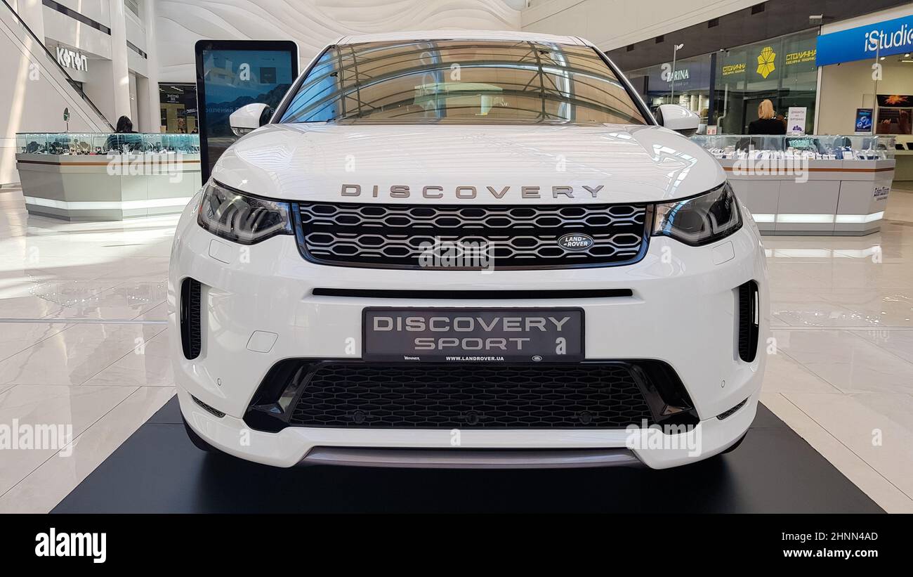 Ukraine, Kiew - 27. März 2020: Land Rover Discovery Sport glänzendes, modernes weißes Auto auf der Ausstellung. Karosserie, Scheinwerfer Nahaufnahme, Heck- und Frontansicht, Chromgrill, Auto-Logo. Stockfoto