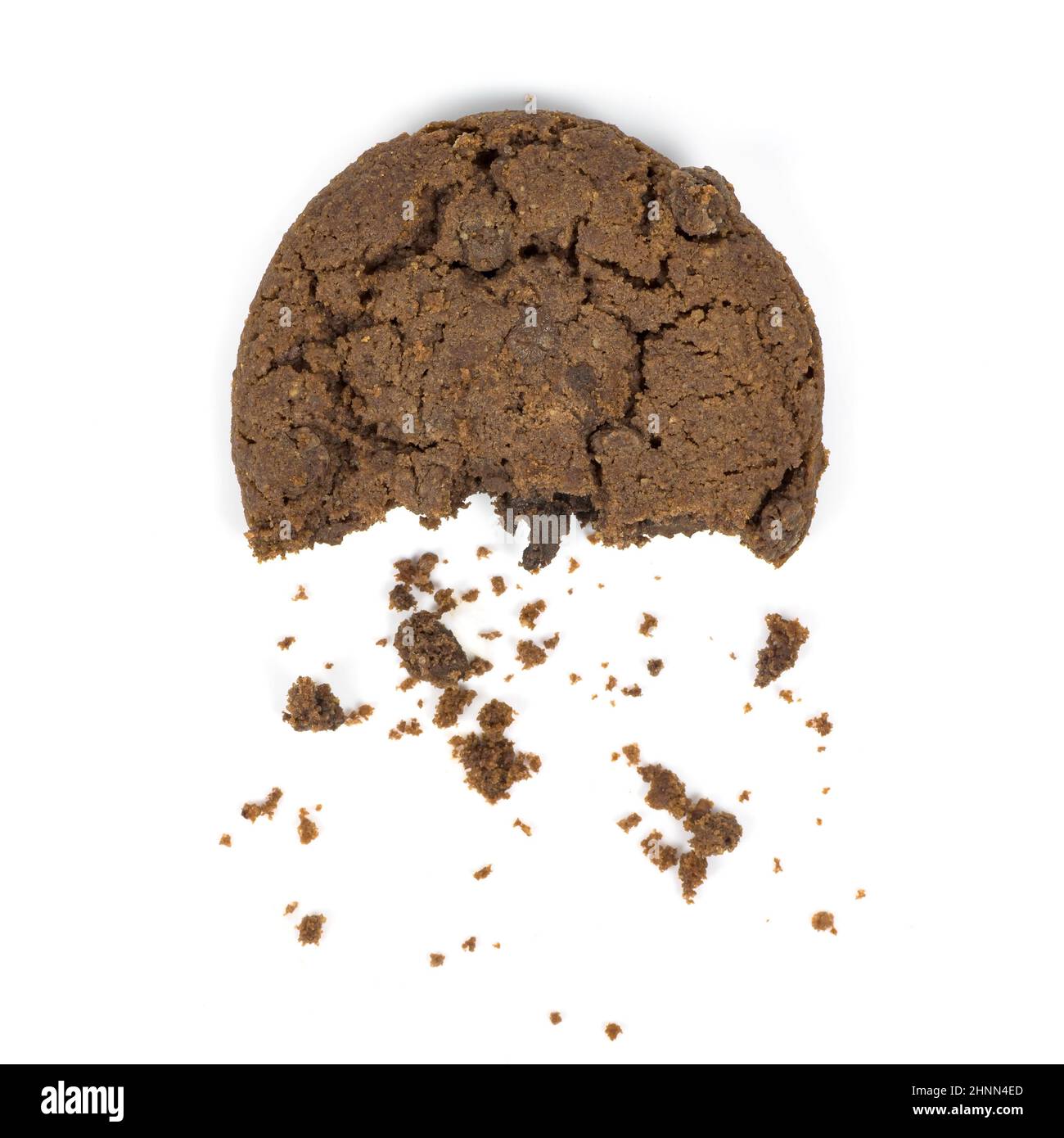 Gebissen dunkle Schokolade Chips Cookie isoliert auf weißem Hintergrund mit Clipping-Pfad Stockfoto