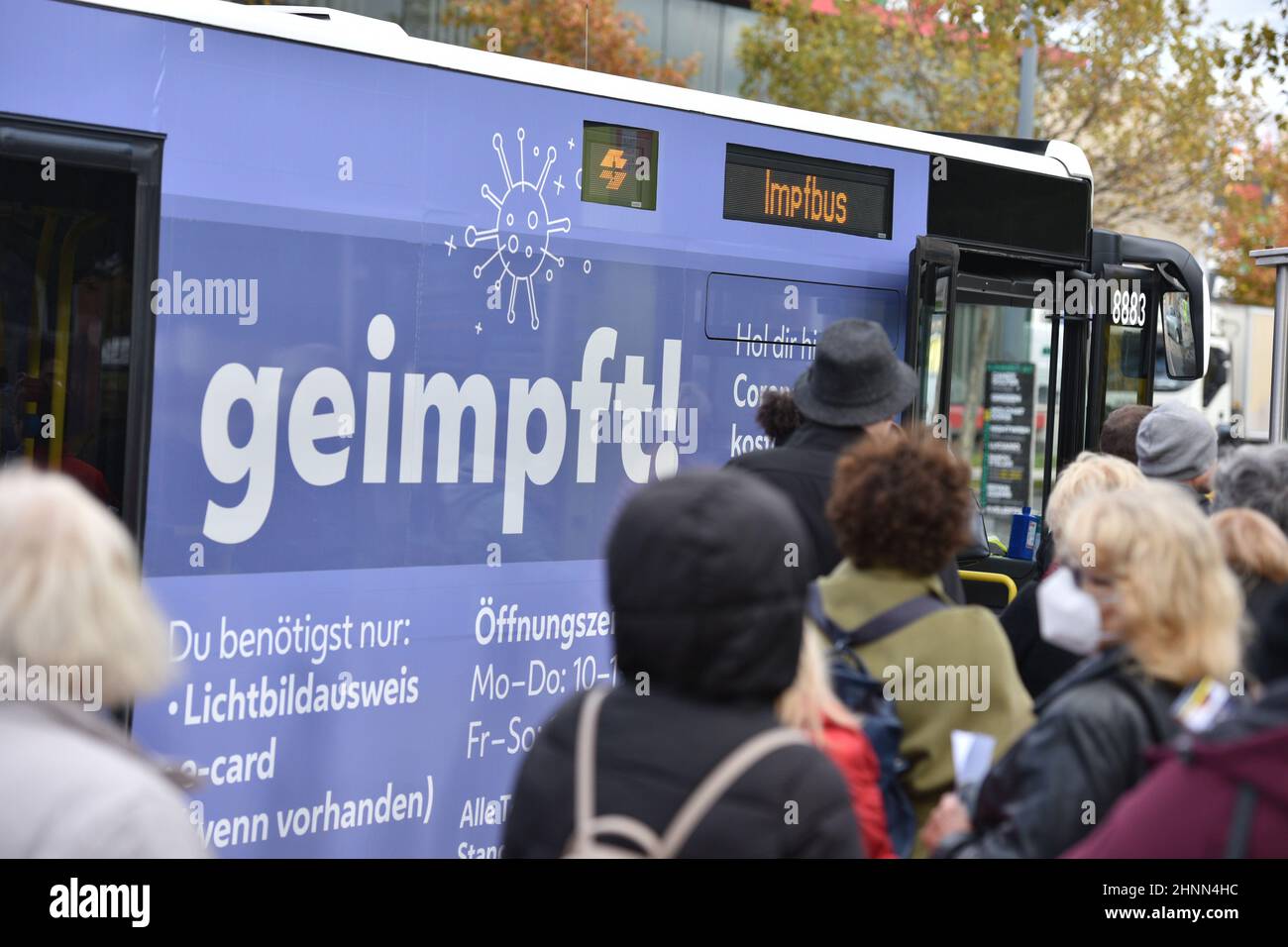 Viele Menschen, die eine Corona-Impfung ahben wollen, vor einem Impfbus der Stadt Wien. Österreich, Europa - viele Menschen, die sich vor einem Impfbus aus der Stadt Wien eine Corona-Impfung wünschen. Österreich, Europa Stockfoto