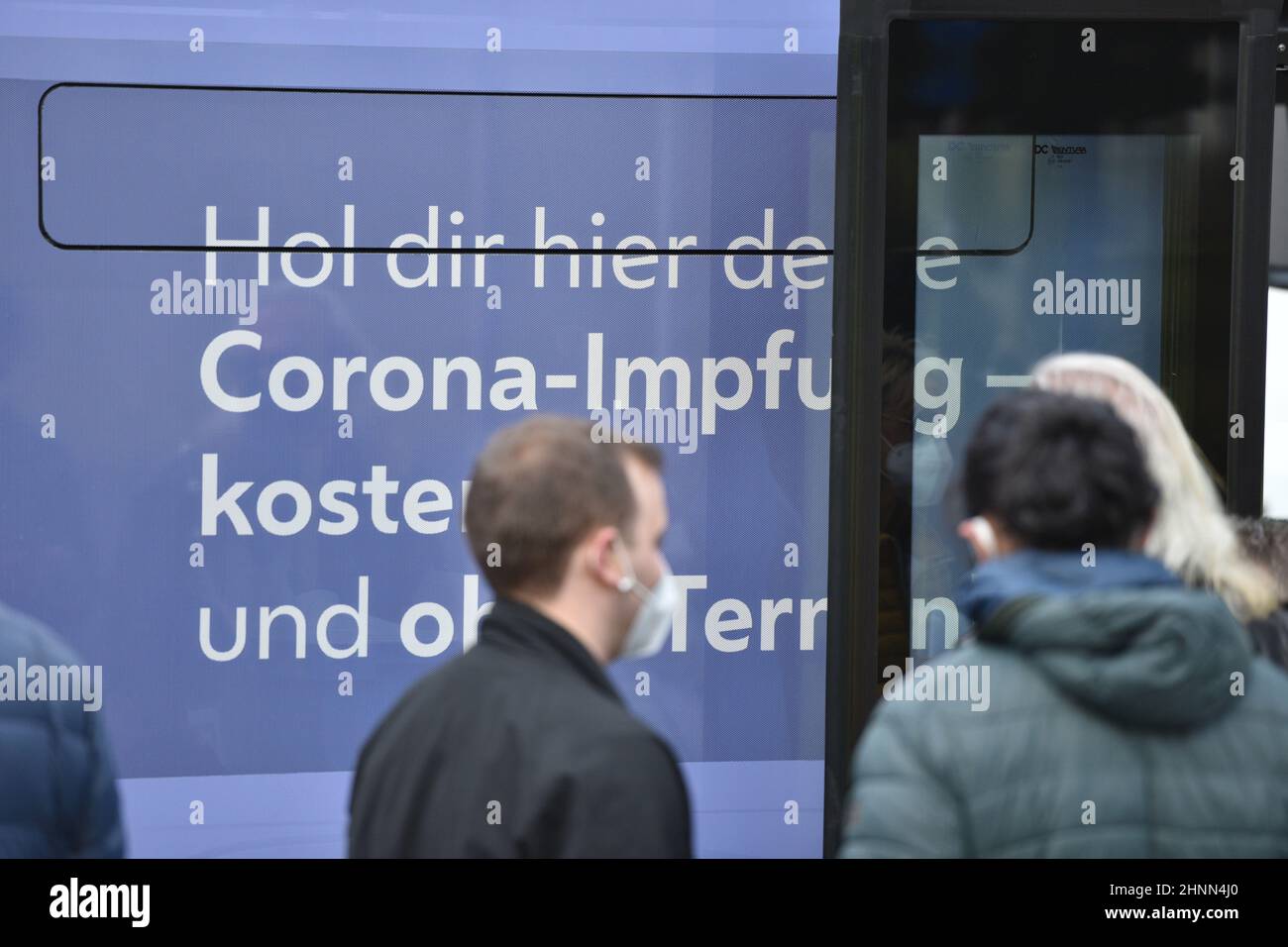 Viele Menschen, die eine Corona-Impfung ahben wollen, vor einem Impfbus der Stadt Wien. Österreich, Europa - viele Menschen, die sich vor einem Impfbus aus der Stadt Wien eine Corona-Impfung wünschen. Österreich, Europa Stockfoto