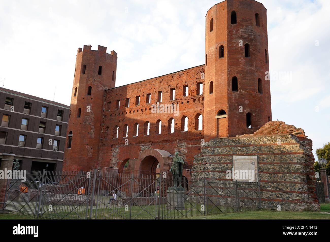 Palatin-Tor von AUGUSTA TAURINORUM im Archäologischen Park von Turin, Italien Stockfoto