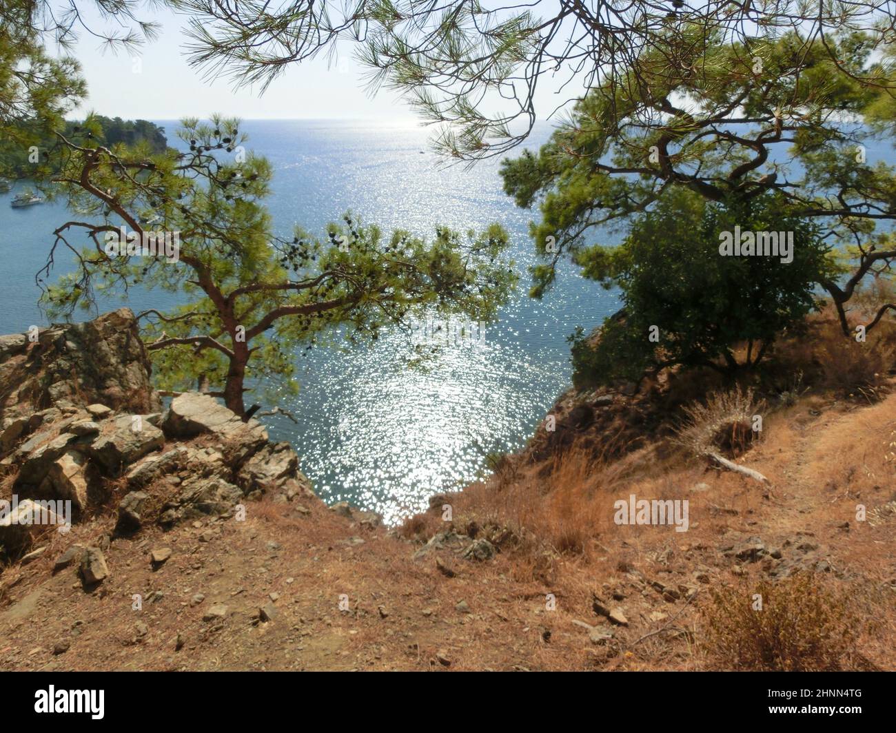 Blick auf den Steinstrand an der Stelle der alten lykischen Stadt Phaselis. Historische Stätte Stockfoto