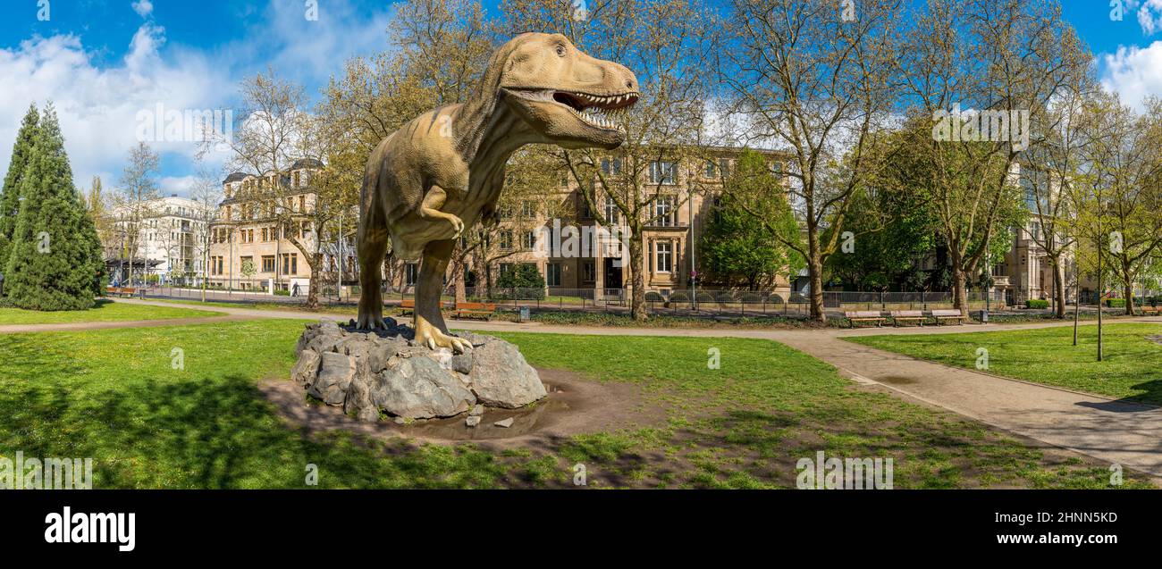 Eine Plastiknachbildung eines T-Rex in einem Park Stockfoto
